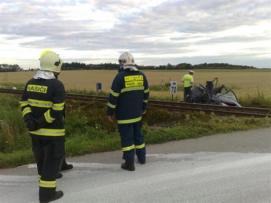 Tragické nehoda Fordu Mondeo a osobního vlaku u Jinoan u Prahy