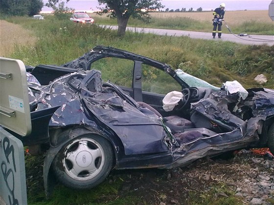 Tragická nehoda Fordu Mondeo na pejezdu u Jinoan