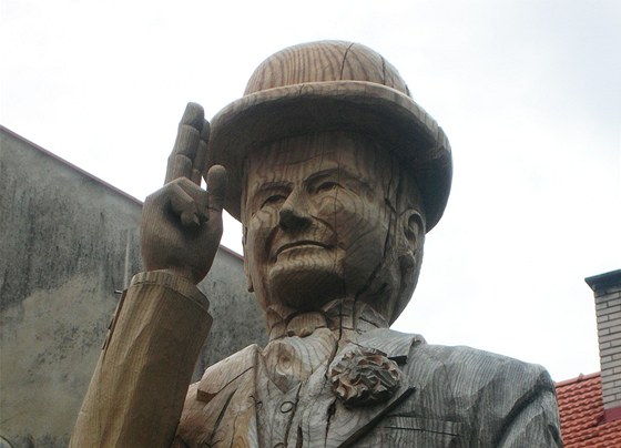 Devná socha Pana Tau v nadivotní velikosti ozdobí místo u autobusového nádraí v Teti.