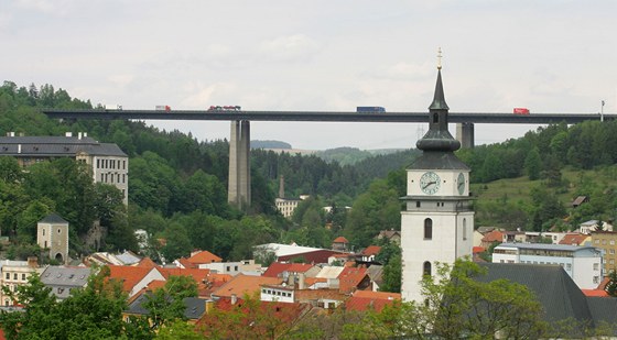 Nejdelí a nejvyí most na Vysoin vede po dálnici D1 u Velkého Meziící.