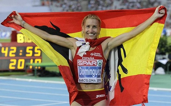 panlka Marta Domínguezová se raduje - v závod na 3000 m pekáek získala