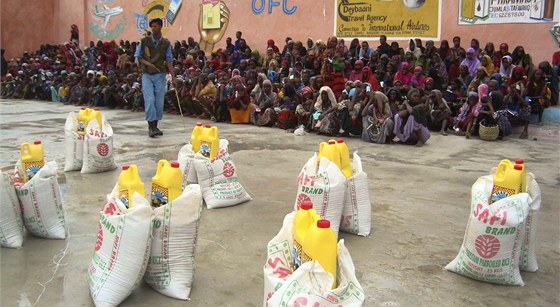 Somálci ekají v Mogadiu na pídl jídla od humanitární organizace Muslim Aid