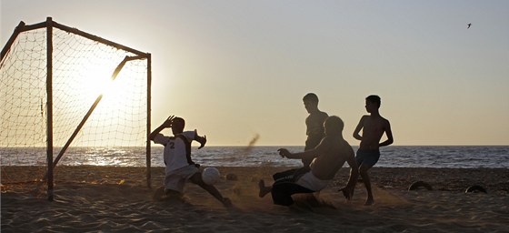 Libyjci hrají na plái v Benghází fotbal. (10. ervence 2011)