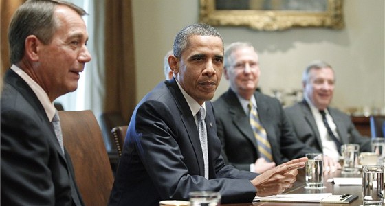 Prezident Barack Obama s éfem snmovny Johnem Boehnerem (vlevo) a senátory
