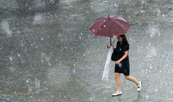 Meteorologové upozorují, e v úterý odpoledne a veer se na jihu a východ území vyskytnou sráky trvalejí. Ilustraní snímek