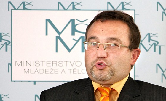 Ministr školství Josef Dobeš odmítl výklad, podle kterého nahrazuje portálem za 300 milionů jeho rušenou obdobu, která stála 80 milionů.