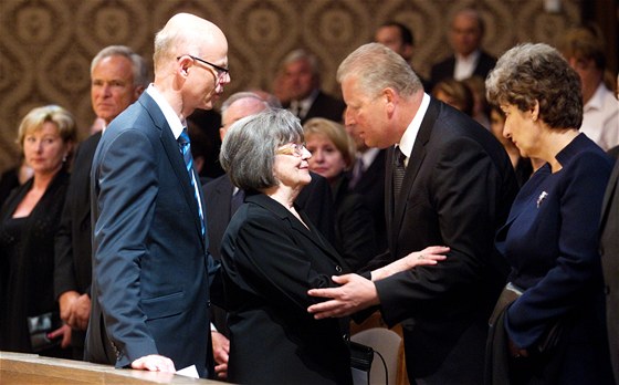 Ministr kultury Jií Besser kondoluje Marii Sukové, vdov po zesnulém houslovém