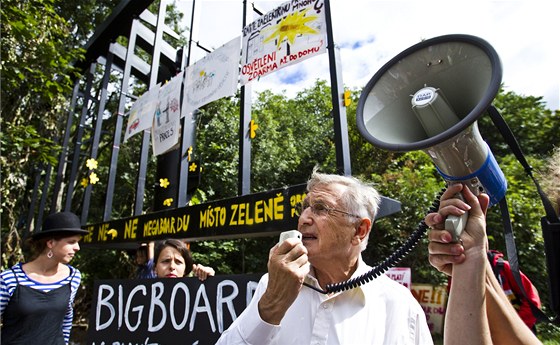 Demonstrace proti billboardu v praské Plzeské ulici. Protestovat pili na
