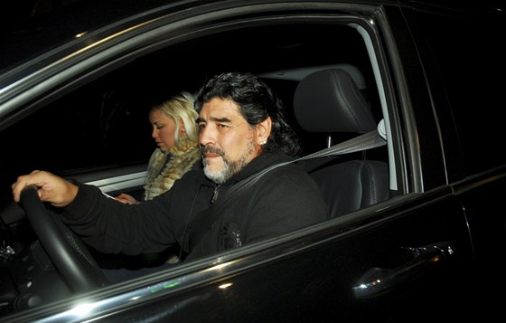 Fotbalová legenda Diego Maradona za volantem svého vozu. Vedle nj jeho