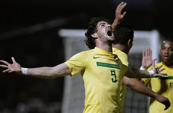 JE TO TAM. Brazilský útoník Alexandre Pato slaví gól proti Ekvádoru. 