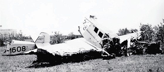 Trosky letounu, v němž 12. července 1932 zahynul Tomáš Baťa.