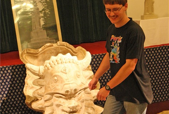 Pldruhé tuny tká forma na sochu Radegasta je vystavená ve Frentát pod