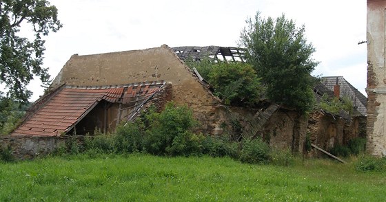 Po bouřkách v minulém týdnu se propadla část střechy toužimského Horního zámku.