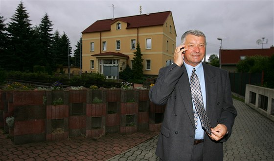 Starosta Vintířova Jiří Ošecký naviguje telefonem k radnici hosty, kteří