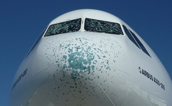 Letadlo spolenosti Emirates pokodily kroupy. Letoun proto neplánovan pistál