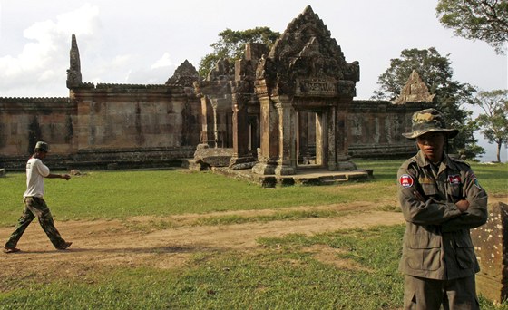 Kambodský policista hlídá chrám Preah Vihear 