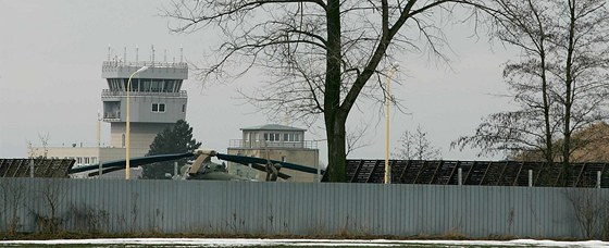 Vojenské vrtulníky podle ministerstva obrany z Bochoře definitivně zmizí, odlet proběhne do konce roku. Pak si areál převezmou opravny LOM Praha.