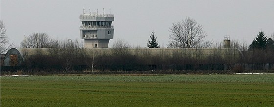 Pohled na ídicí v a hangár v areálu letit v Bochoi u Perova, jeho zachování ádá snmovní výbor pro obranu.