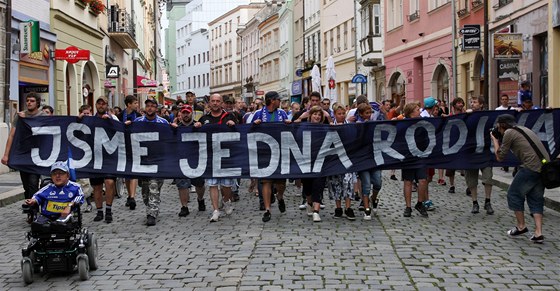 Pochod zhruba sto a sto padesáti fanouk Sigmy od olomoucké radnice k Androvu