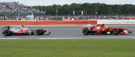 Lewis Hamilton (vlevo) a Felipe Massa ve Velké cen Velké Británie.