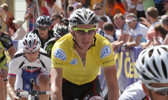 Stanislav Kozubek ve lutém trikotu pro prvního mue Czech Cykling Tour.