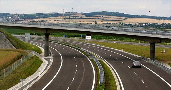 Motoristé od pondlí jezdí po novém úseku dálnice D1 od Hulína do íkovic.