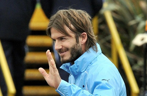 V TOTTENHAMU. David Beckham opout v teplkov souprav Tottenhamu trninkov