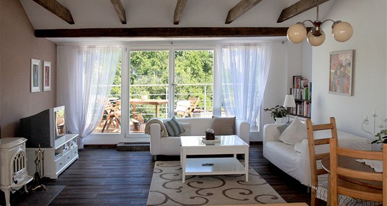 Souástí obývacího pokoje je prostorná terasa, ze které je nádherný výhled na
