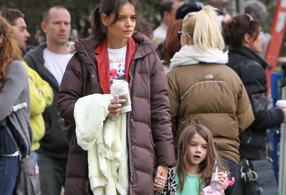 Katie Holmesová a její dcera Suri Cruisová (11. ledna 2011)