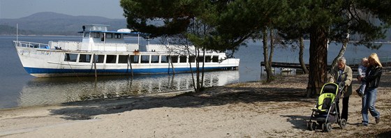 Loď je jednou z oblíbených kratochvílí rekreantů u Máchova jezera.
