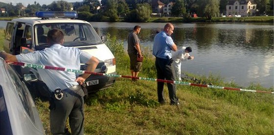 Policisté zjiují, jak se starí mu dostal do eky. (Ilustraní snímek)