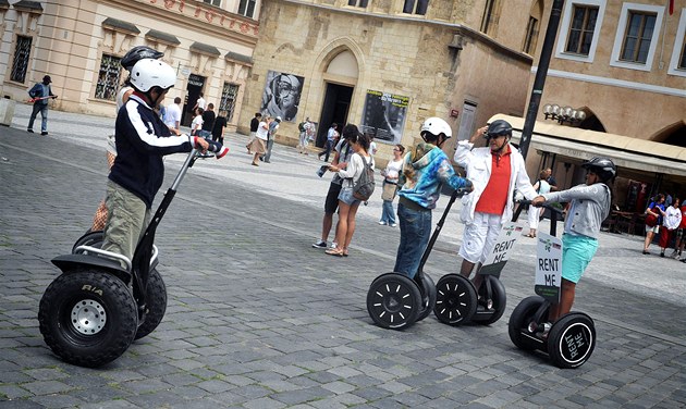 Turisté na vozítkách Segway na Staroměstském náměstí v Praze. (Ilustrační