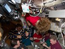 Posádky reketoplánu Atlantis a stanice ISS bhem spoleného jídla.