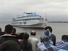 Píbuzní pasaér z parníku Bulgaria ekají  v Kazani na píjezd lodi Arabella
