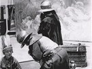Snímek, na kterém si Alfons Mucha vyfotografoval mue stojící mu modelem pro