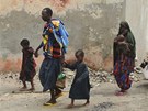 Somálská rodina míí do prozatimního písteí v Mogadiu poté, co do metropole