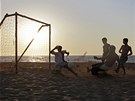 Libyjci hrají na plái v Benghází fotbal. (10. ervence 2011)