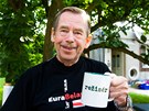 Reisér Václav Havel pi natáení filmu Odcházení v eské Skalici (14. ervence...