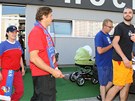Fanouci plzeských fotbalist odcházejí z baru, kde mli sledovat zápas svého