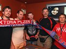Fanouci plzeských fotbalist pózují v baru, kde mli sledovat zápas svého
