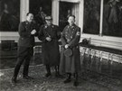ekání na Praském hrad. Konrad Heinlein si mne radostí ruce. (16. bezna 1939)