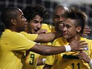 JSI PAÁK. Brazilec Neymar pijímá gratulace po vsteleném gólu. 