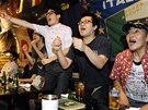 Japontí fanouci fandili v barech, pestoe v Tokiu bylo pt hodin ráno.