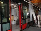 Dokončovací práce probíhají současně uvnitř i na střeše tramvaje Škoda 15T For...