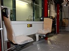 Montáž interiéru tramvaje. Zavěšení sedadel umožňuje strojní (levnější) čistění...