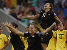 Americké fotbalistky (v erném) se radují z vítzství na penalty ve tvrtfinále