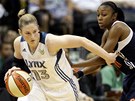 MOMENTKA Z WNBA: Lindsay Whalenová (vlevo) z Minnesoty Lynx bojuje s obranou