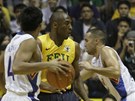 Kobe Bryant (ve lutém) se na své cest po Asii pedstavil na Filipínách proti