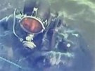 Potápi vyproují mrtvé dti z lodní herny