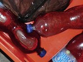Krev ml majitel prodejny v plastovch lahvch, tak ji do lednice nedval.